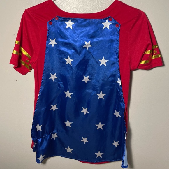 Used once Wonder Woman t-shirt with attachable cape - Picture 2 of 2